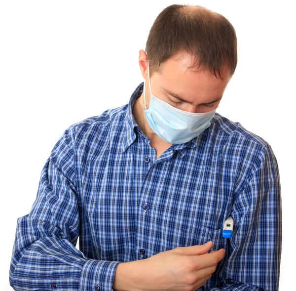 Άντρας με ιατρική μάσκα με θερμόμετρο — Φωτογραφία Αρχείου