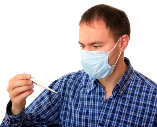Άνθρωπος στην ιατρική μάσκα με ένα θερμόμετρο. — Φωτογραφία Αρχείου