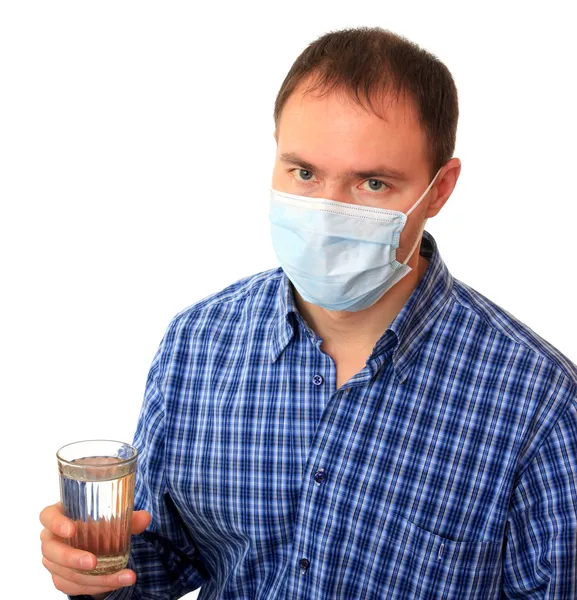 Человек в медицинской маске с водой . — стоковое фото