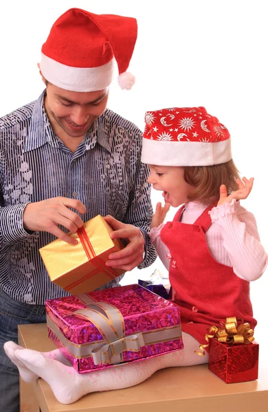 Папа с дочерью открывают подарки . — стоковое фото