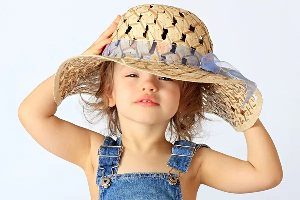 Een meisje is in een hoed. — Stockfoto