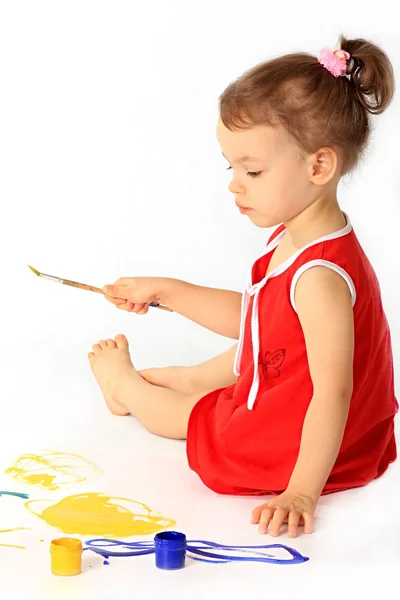 Ein Mädchen zeichnet. — Stockfoto