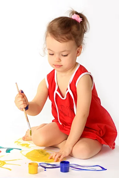Ein Mädchen zeichnet. — Stockfoto