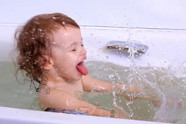 A little girl bathes. — Stock Photo, Image