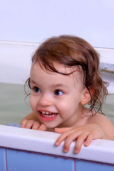 En liten flicka badar. — Stockfoto