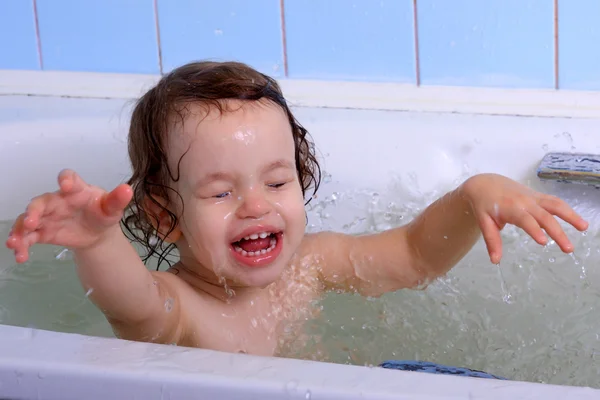 Ein kleines Mädchen badet. — Stockfoto