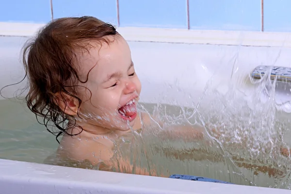 En liten flicka badar. — Stockfoto