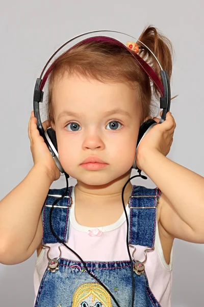 Dziewczyna ze słuchawkami. — Zdjęcie stockowe