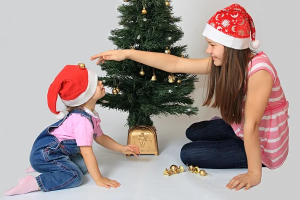 Sestry jsou v vánoční čepice. — Stock fotografie