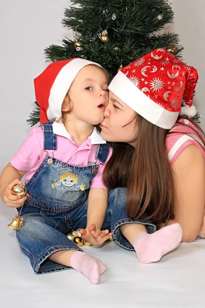 Sestry jsou v vánoční čepice. — Stock fotografie