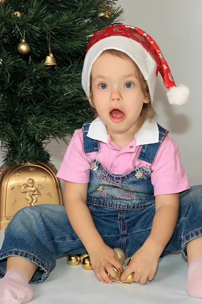 Dívka je v vánoční čepice. — Stock fotografie