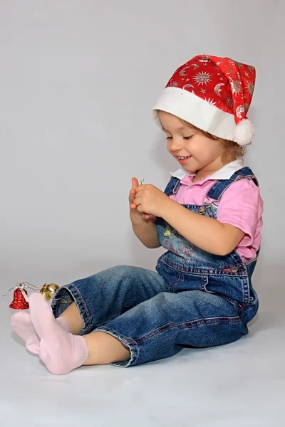 Una ragazza è in un berretto di Capodanno . — Foto Stock
