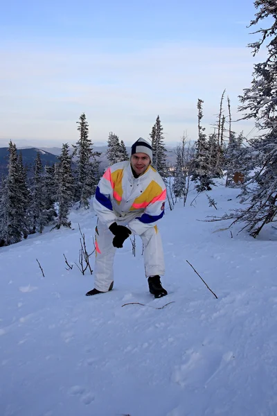 Berg-skiër op de bovenkant van berg. — Stockfoto