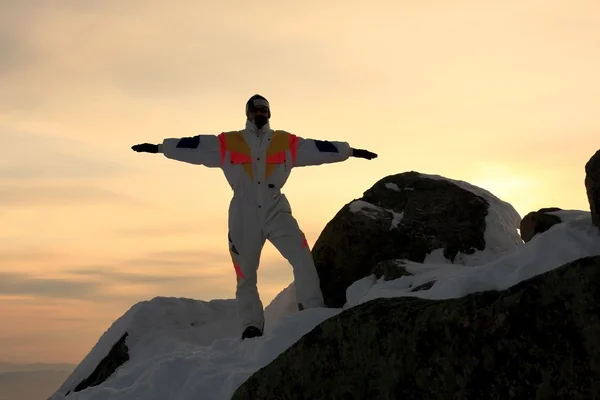 山滑雪者的经历。日落. — 图库照片