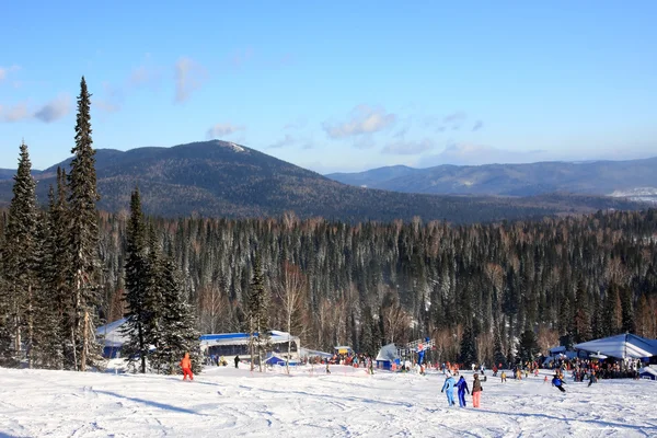 Ośrodek górski narciarz. — Zdjęcie stockowe