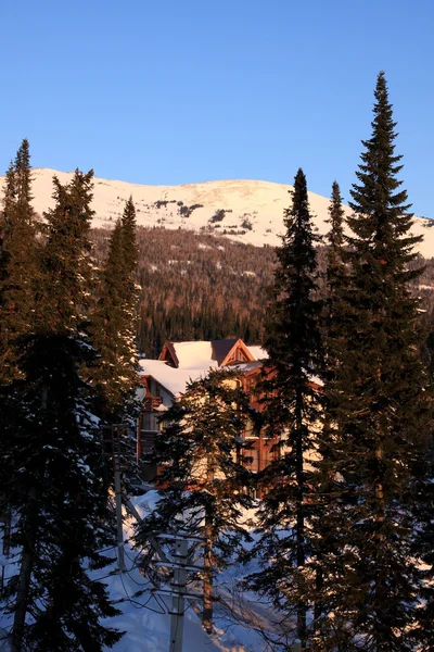 Ένα ξενοδοχείο που είναι στα βουνά. — Φωτογραφία Αρχείου