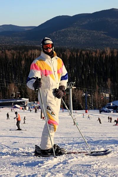 Um homem é um esquiador de montanha.. — Fotografia de Stock