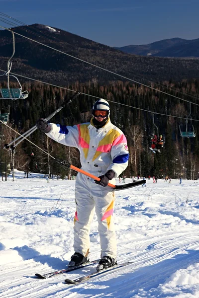 男は山のスキーヤーです. — ストック写真