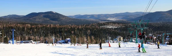 Berg-skidåkare resort. — Stockfoto