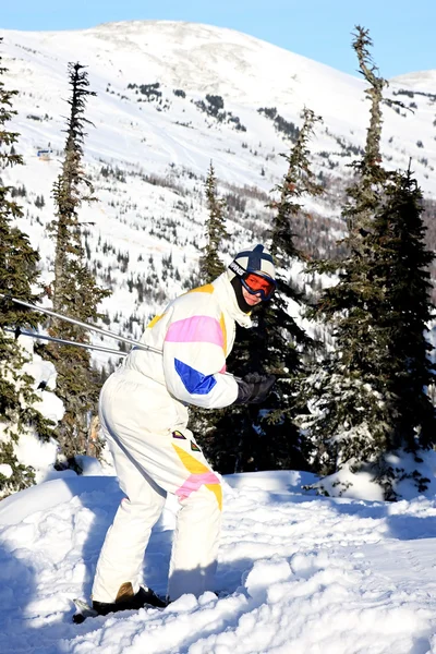 Ein Mann ist ein Skifahrer. — Stockfoto
