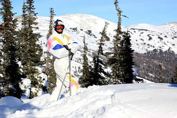Ein Mann ist ein Skifahrer. — Stockfoto