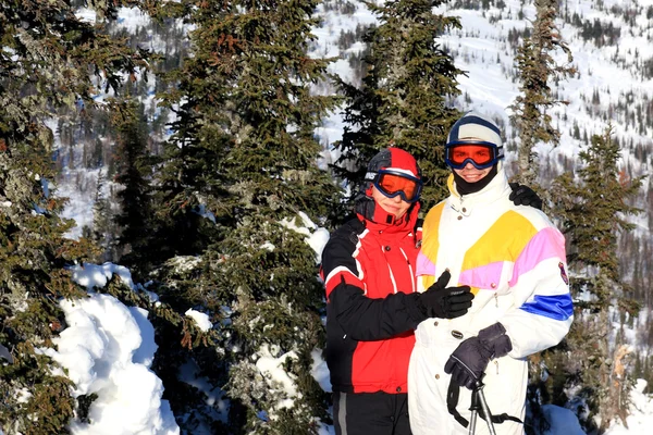 Family of mountain-skiers. — Stock Photo, Image