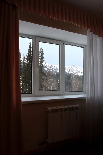Penceresinden Dağları üzerinde nasıl sıcak bir — Stok fotoğraf