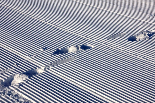 Spuren auf einem Berg-Skifahrer-Hang. — Stockfoto