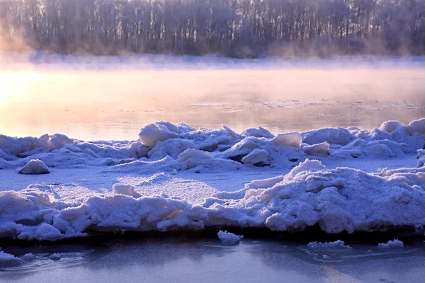 Winterlandschaft. Das Atmen des Flusses — Stockfoto