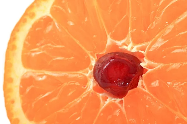 El grano de granada está en una mandarina. —  Fotos de Stock