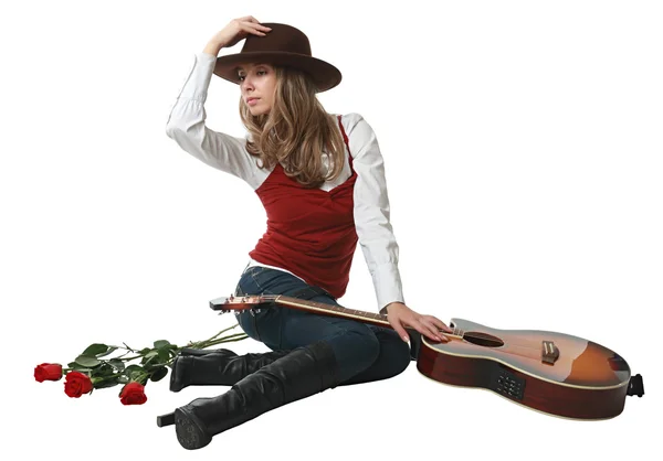 Meisje met een gitaar en rozen. — Stockfoto