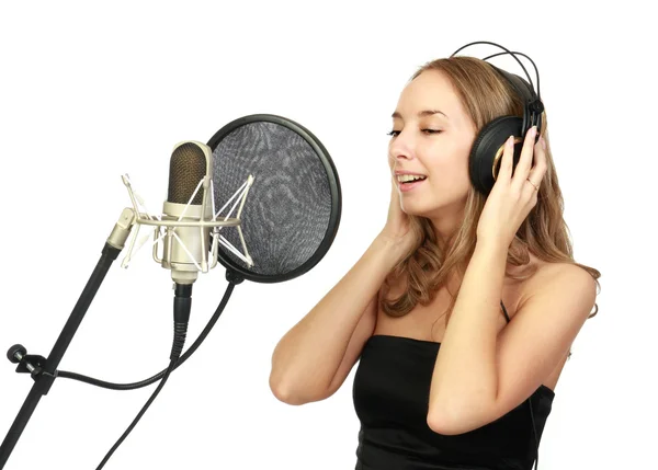 En jente synger – stockfoto