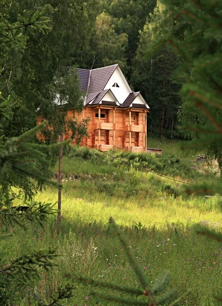 Незаконченное строительство деревянного дома . — стоковое фото