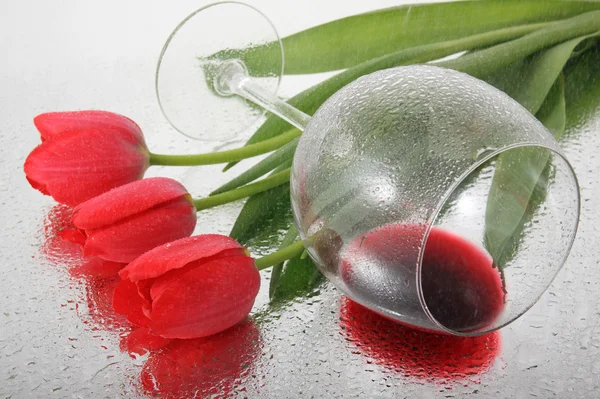 Red tulips and wine in the rain. — Stock Photo, Image