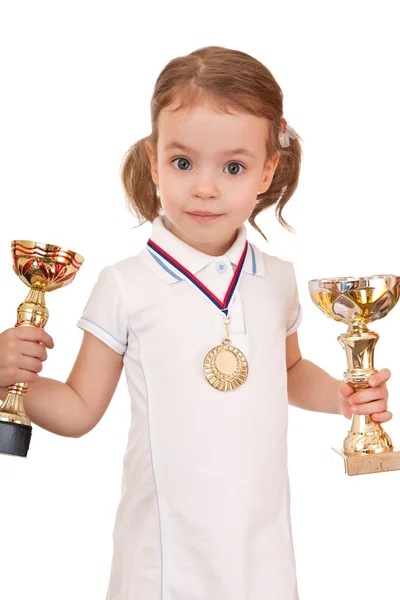 Κορίτσι με ένα χρυσό μετάλλιο και κύπελλα. — Φωτογραφία Αρχείου