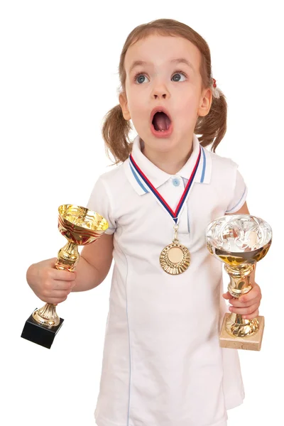 Mädchen mit Goldmedaille und Pokalen. — Stockfoto