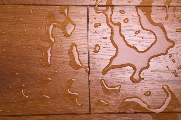 Wasser auf einem Holzbelag — Stockfoto
