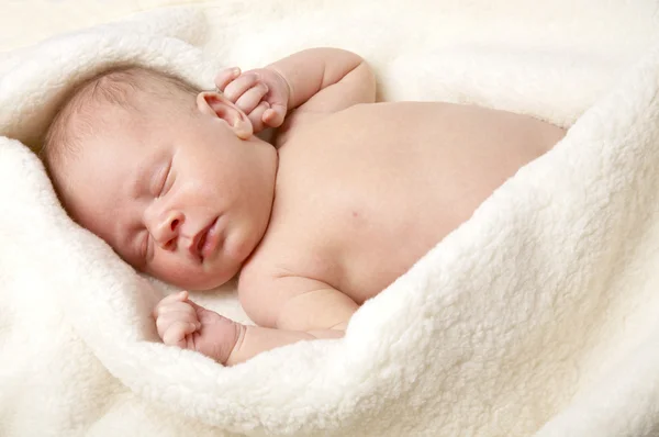 Le nouveau-né dort doucement — Photo