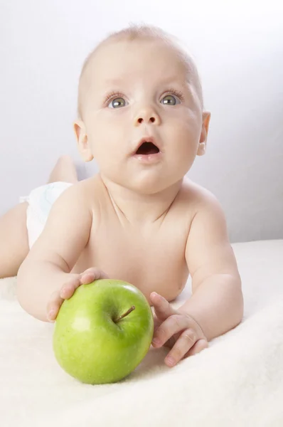 Babe und ein Apfel # 6 — Stockfoto