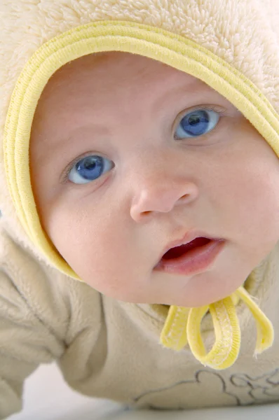 Baby kruipen op deken — Stockfoto