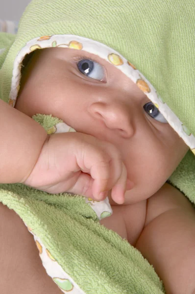 Baby in een groene deken — Stockfoto