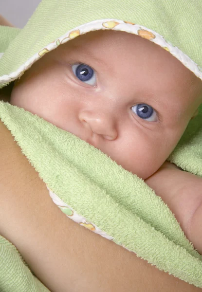 Baby in einer grünen Decke — Stockfoto