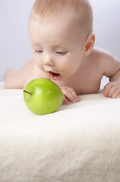 Babe and an apple #9 — Stock Photo, Image