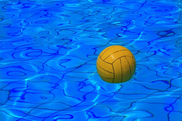 Мяч на воде — стоковое фото