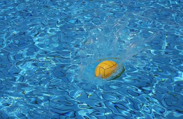 Мяч на воде — стоковое фото
