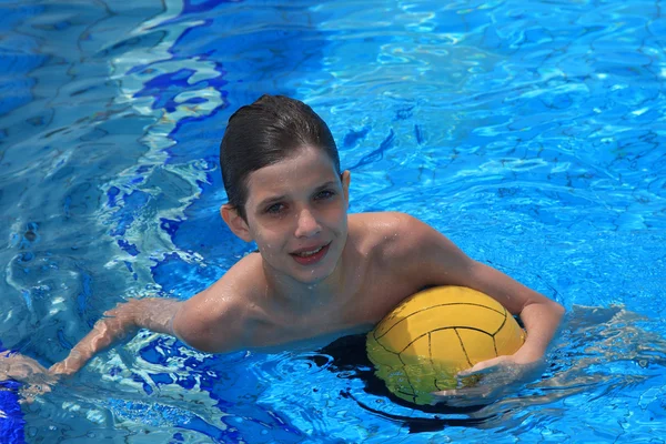 Chłopiec z piłką piłka wodna — Zdjęcie stockowe