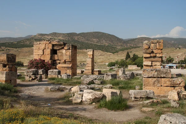 Ruines sur l'ancienne ville romaine Hierapolis — Photo