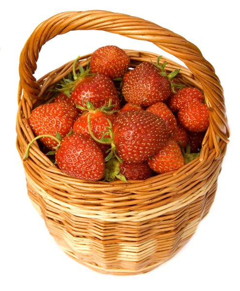 Strawberry di keranjang wicker — Stok Foto