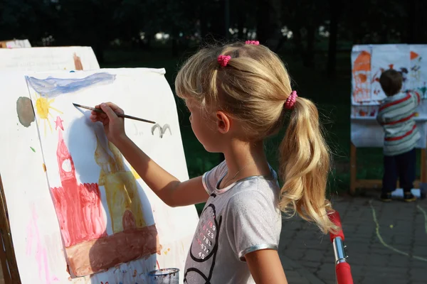 Pintura menina — Fotografia de Stock