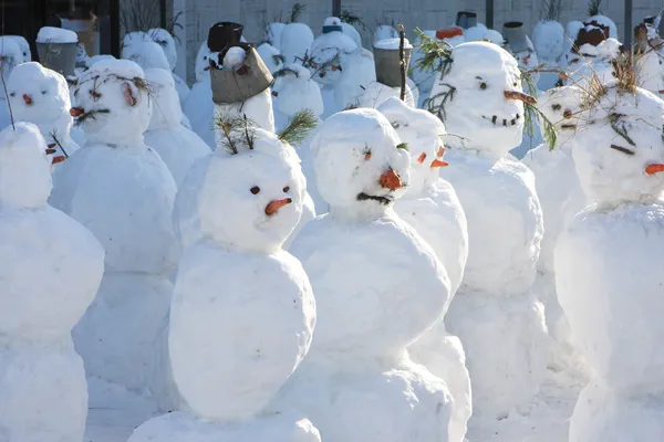 Толпа снеговиков — стоковое фото